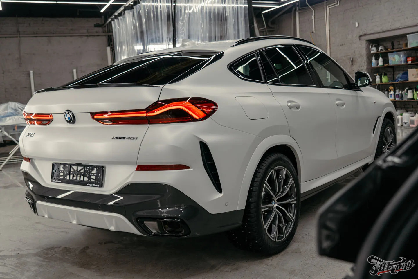 Оклеили BMW X6 матовым полиуретаном и покрыли керамическим составом, защитили глянец в салоне, почистили кожу и обработали ее керамикой